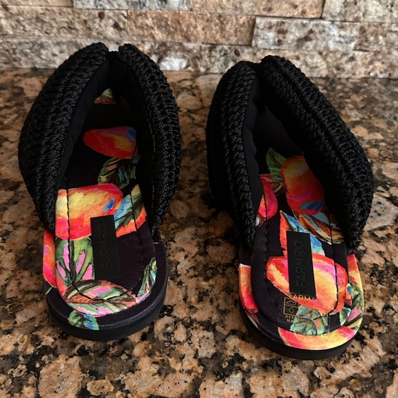 Farm Rio cashew crochet puffy flip flops sandals - Picture 5 of 8